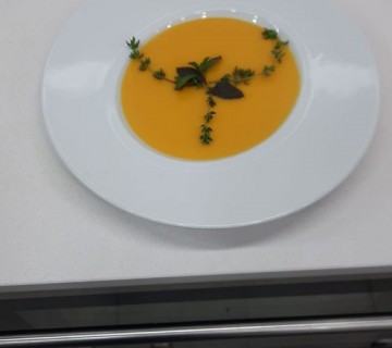 Nas aulas práticas de Cozinha e Pastelaria – Orange Maid