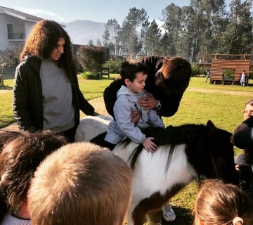 Um pequeno pónei, grandes sorrisos no Centro Educativo da Facha – 7 dezembro 2022